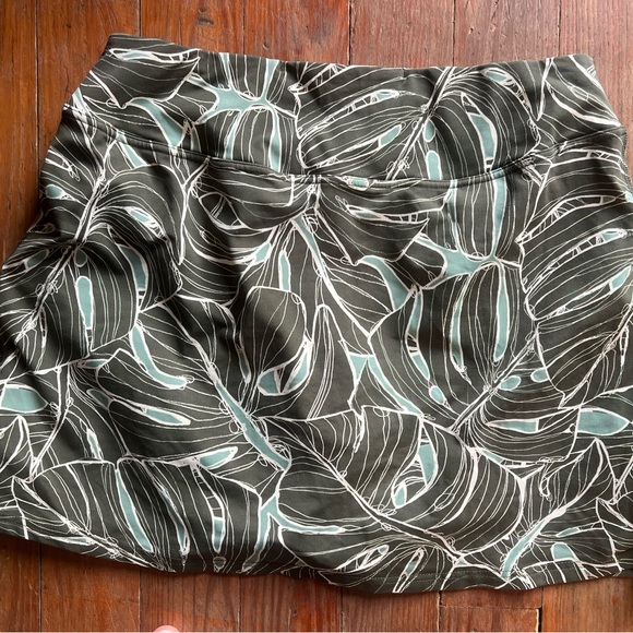 Title nine Majestic Skort Monstera Large - Picture 4 of 4